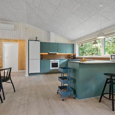 4 Bedroom Gorgeous In Holiday home *